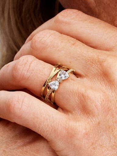 Ring med glittrande rosett och korsat band