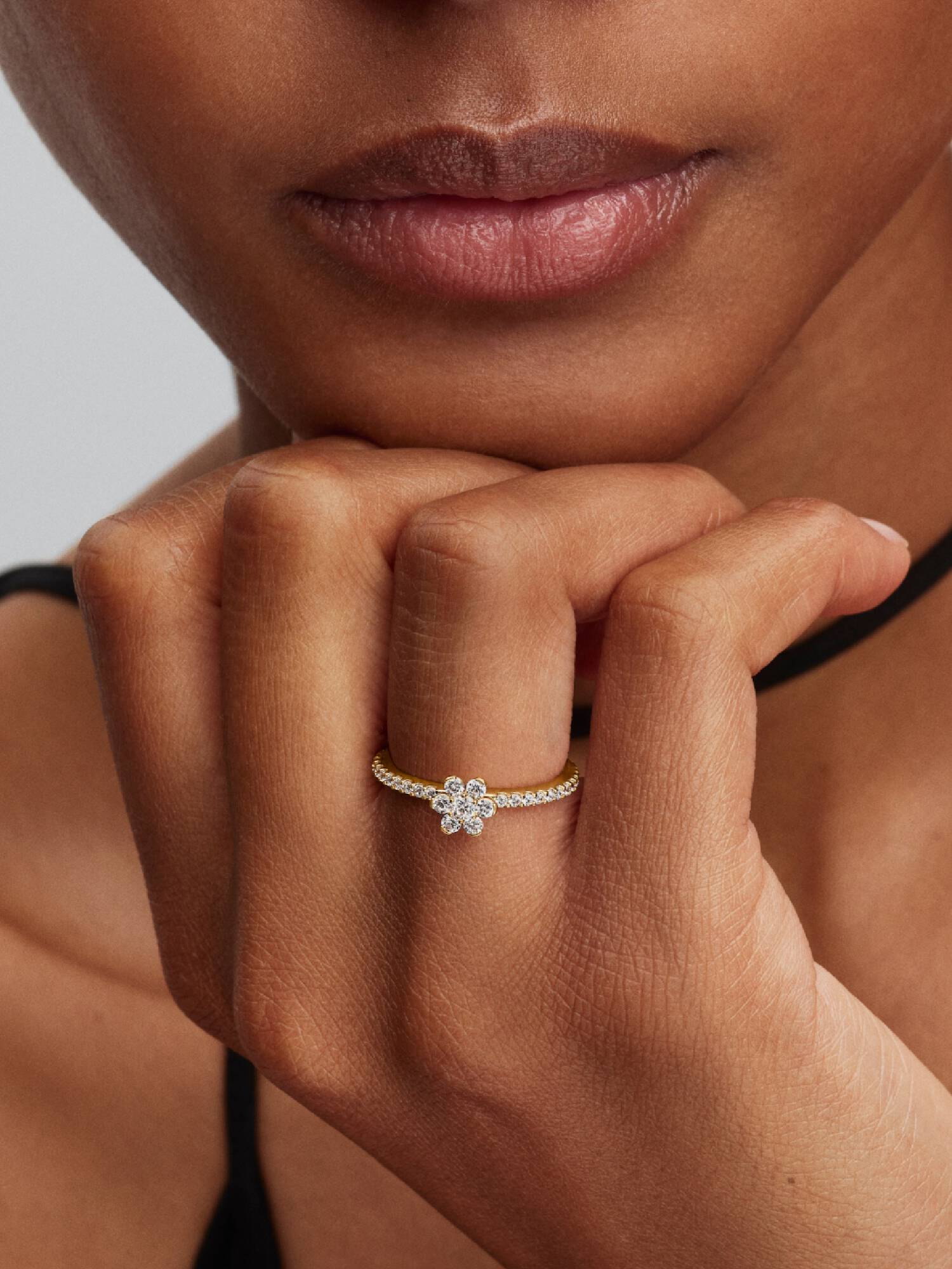 Ring med glittrande blomma
