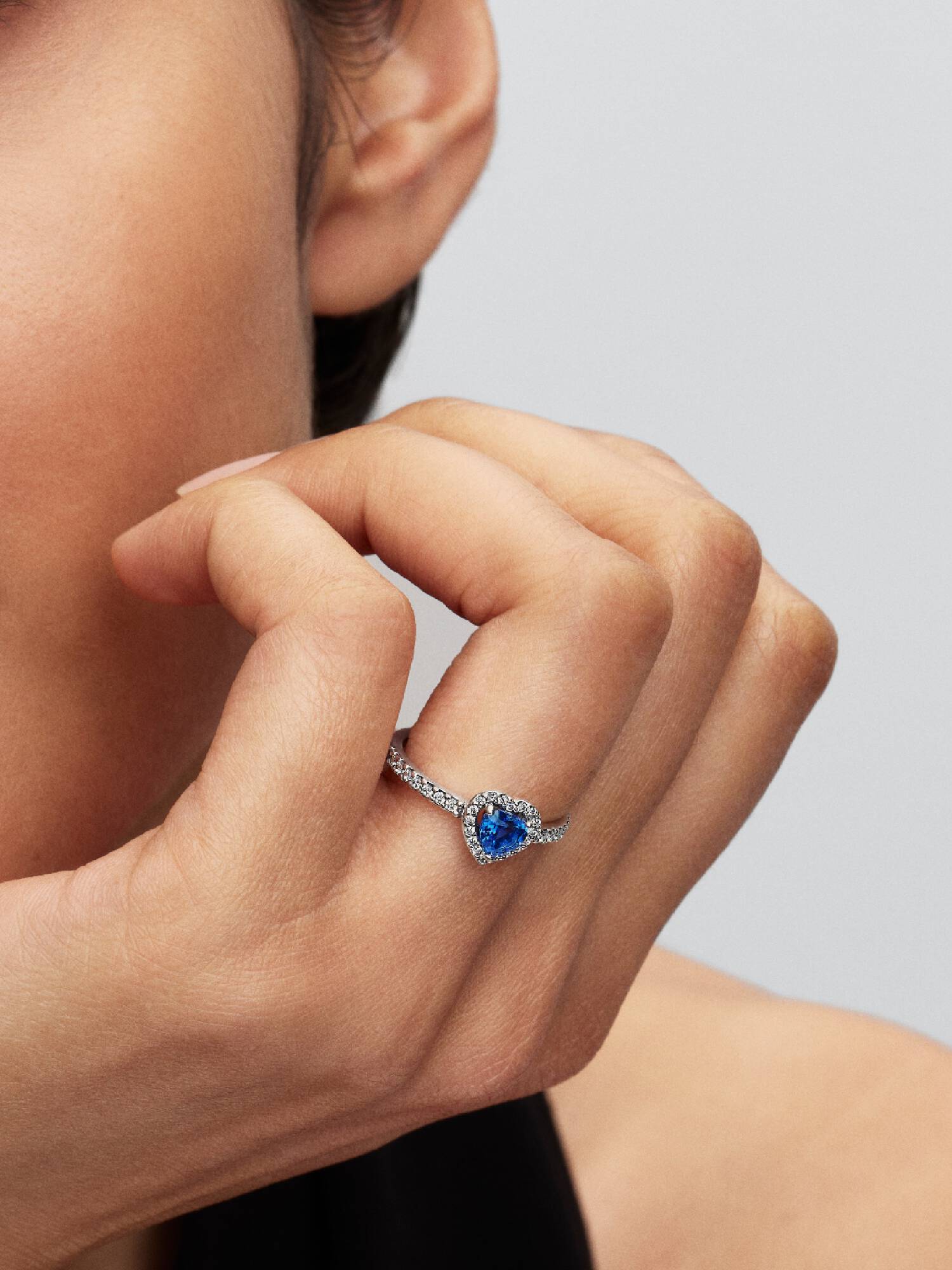 Ring med upphöjt blått hjärta