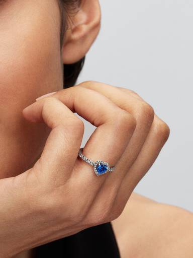 Ring med upphöjt blått hjärta