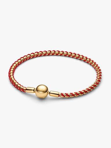 Flätat armband med röd tygdetalj