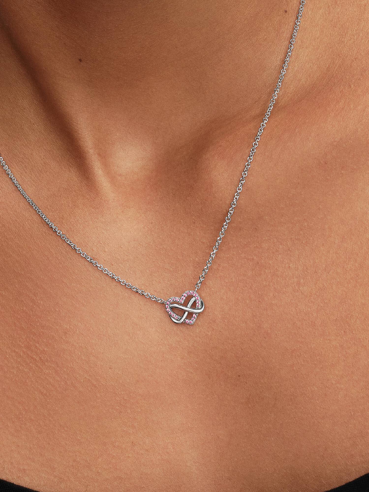 Collierhalsband med gnistrande rosa hjärta i oändlighetsdesign