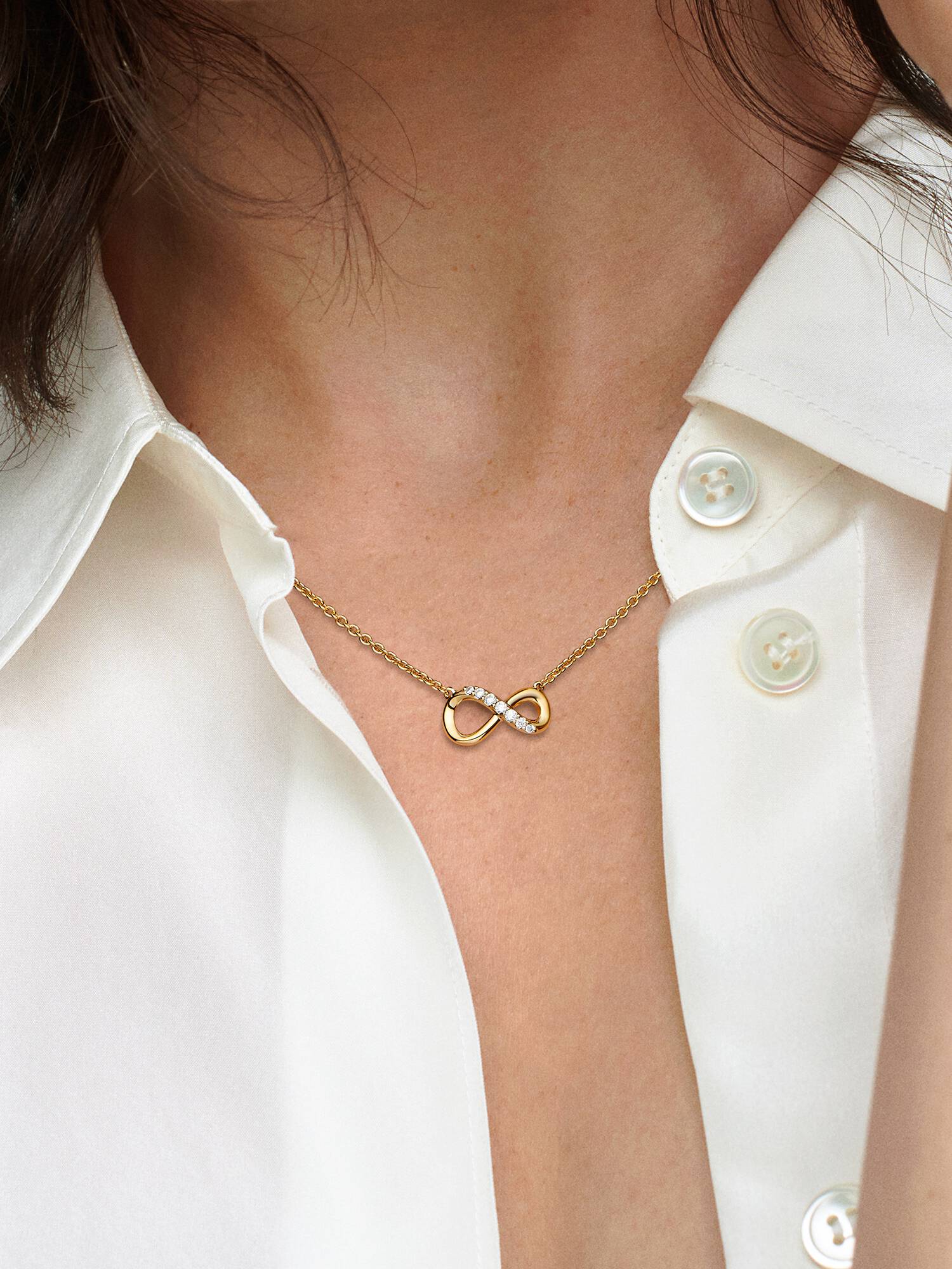 Glittrande halsband med evighetssymbol
