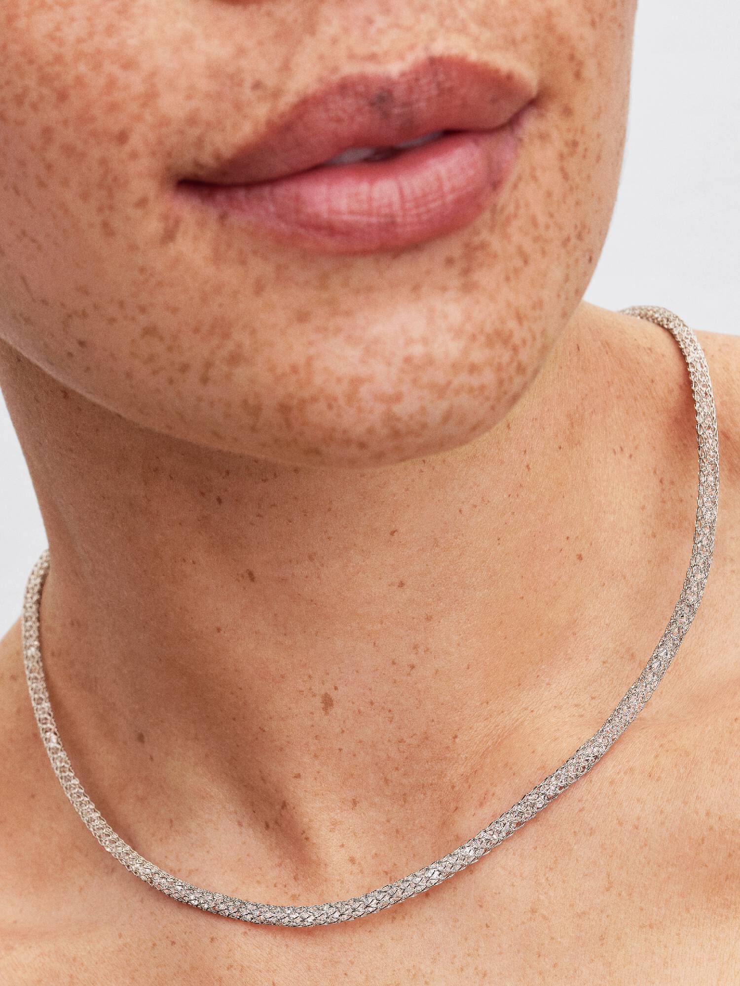Glittrande meshhalsband med hjärtformat lås