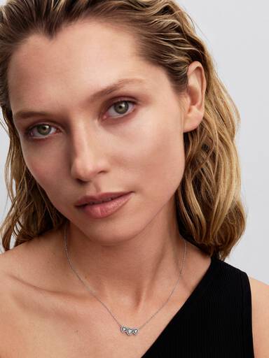 Collierhalsband med tre hjärtformade stenar