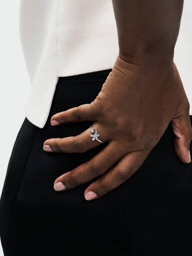 Glittrande naturinspirerad ring med stenar