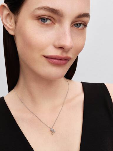 Halsband med tre stjärnformade hängen