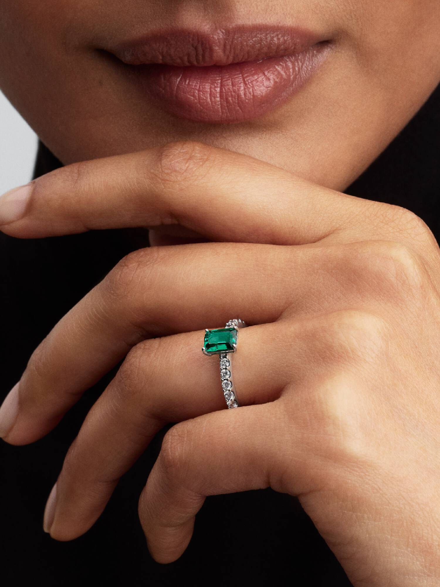 Ring med fyrkantig grön sten