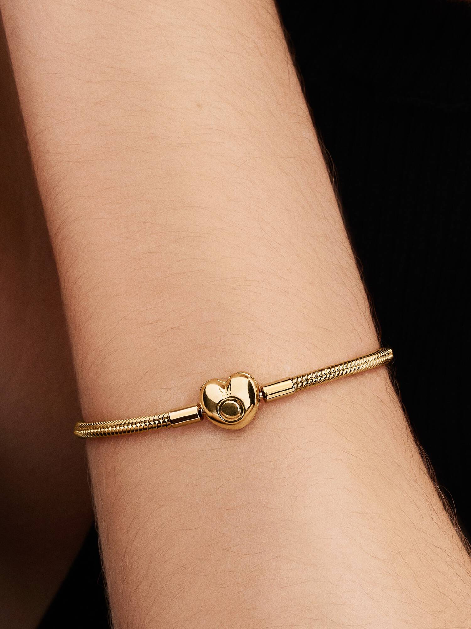 Pandora Moments ormkedjearmband med hjärtformat lås