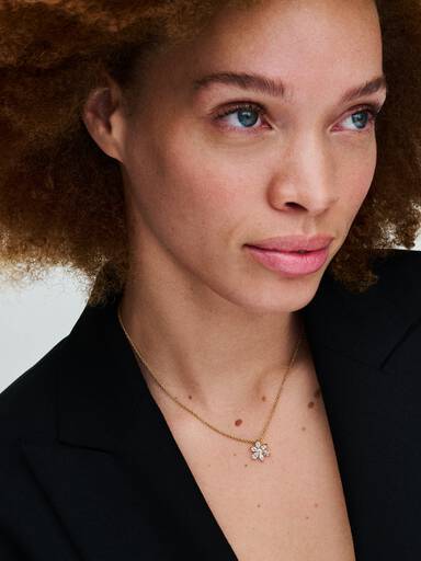 Halsband med glittrande blomformat hängsmycke