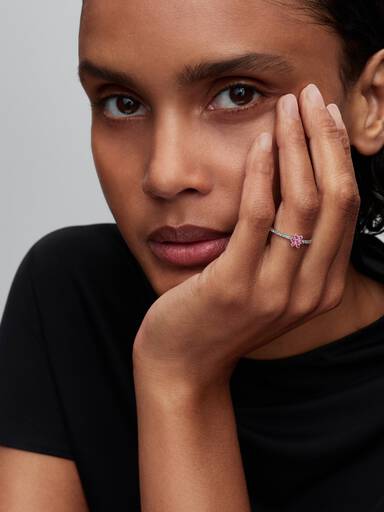 Ring med glittrande rosa blomma