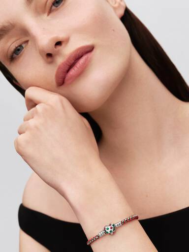 Flätat armband med flerfärgad tygdetalj