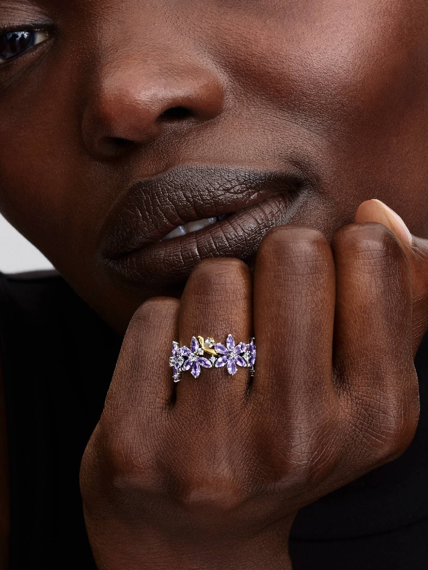 Bridgerton-inspirerad ring med blomma och bi