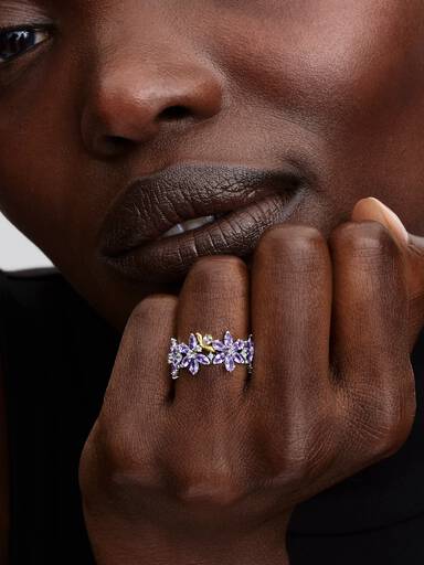 Bridgerton-inspirerad ring med blomma och bi