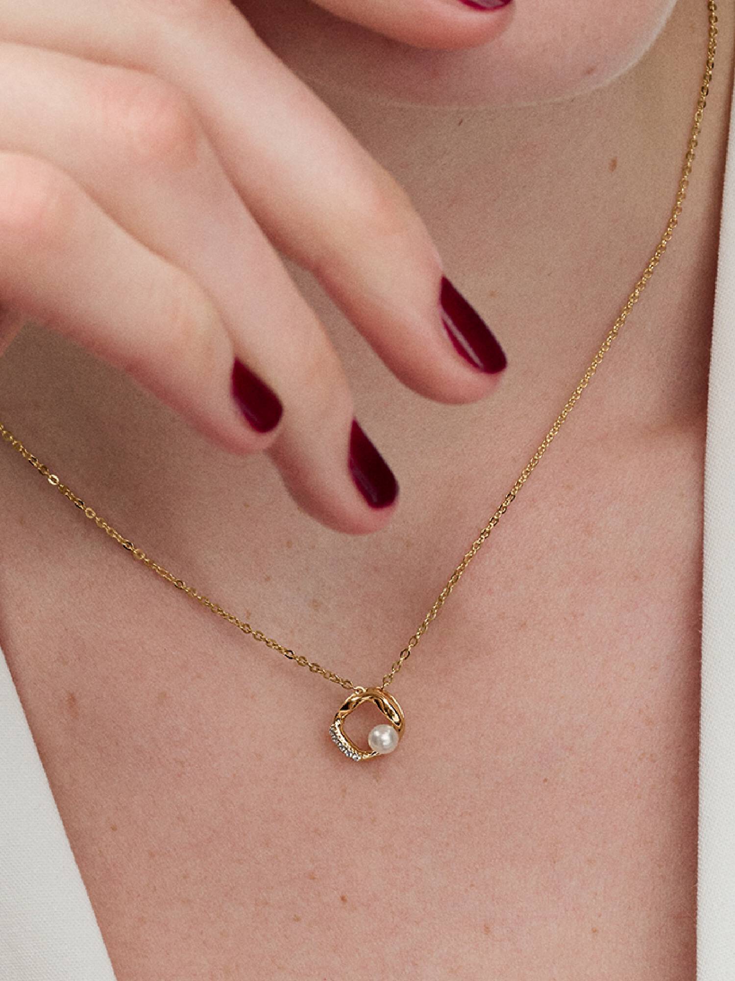 Halsband med hängsmycke med organiskt formade och behandlade sötvattenspärlor