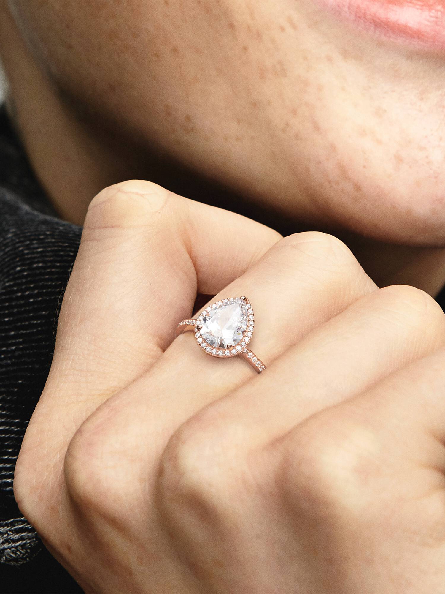 Ring med glittrande droppe