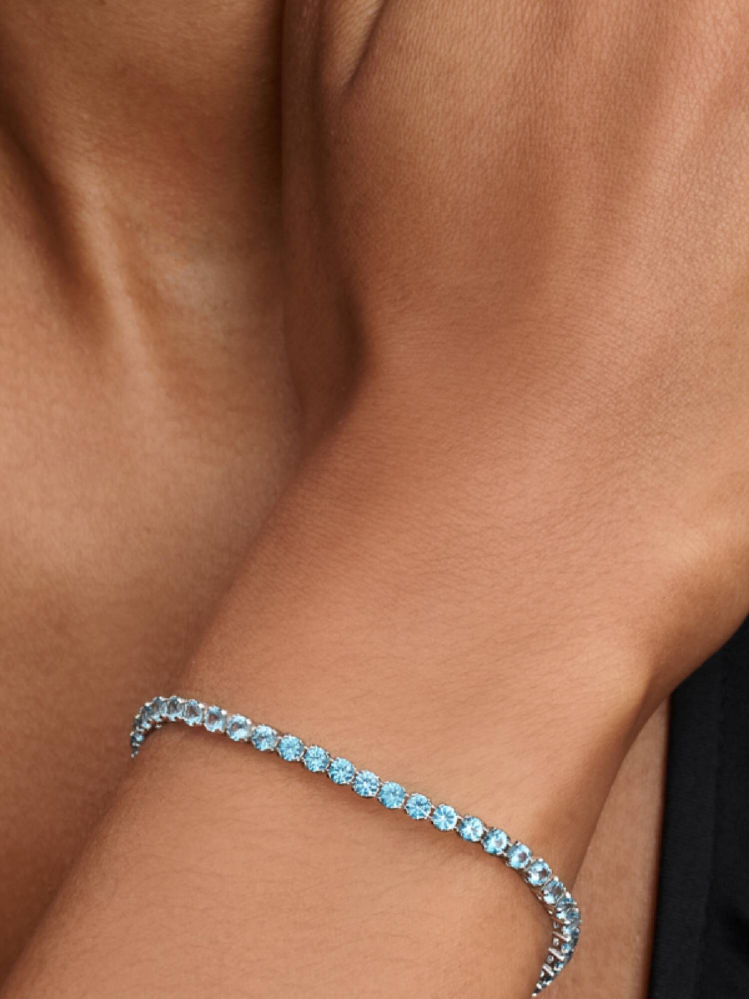 Glittrande ljusblått tennisarmband
