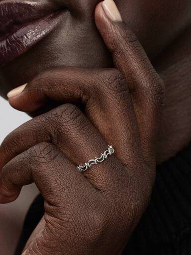Ring med glittrande halvmåne