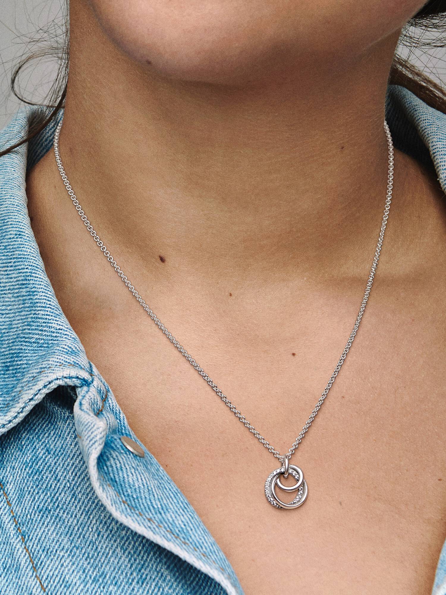 Halsband med rund hängberlock