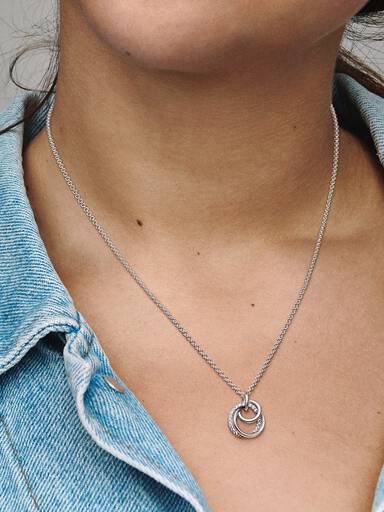 Halsband med rund hängberlock