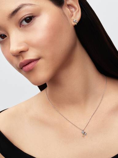 Halsband med tre stjärnformade hängen