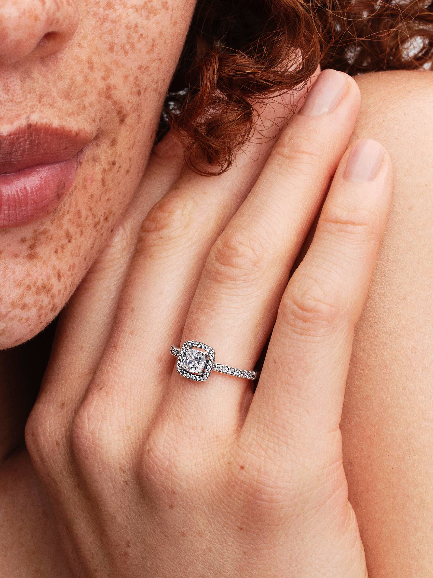 Glittrande ring med fyrkantig sten
