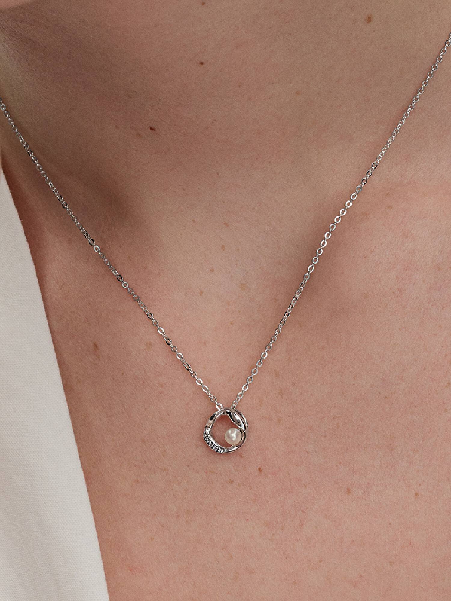 Halsband med hängsmycke med organiskt formade och behandlade sötvattenspärlor