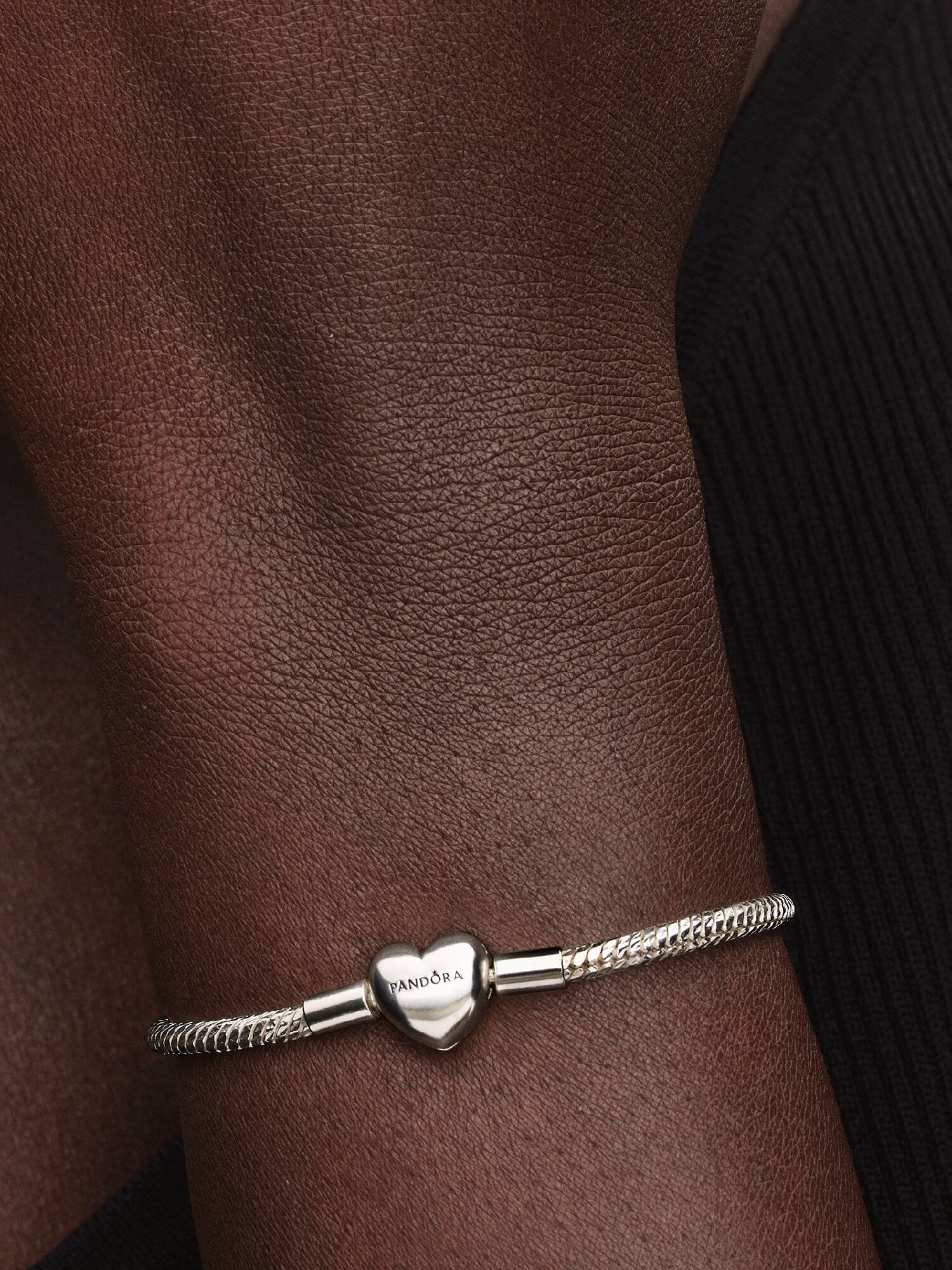 Facetterat ormkedjearmband med hjärtlås
