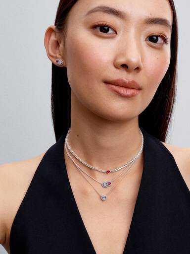Halsband med upphöjda hjärtan