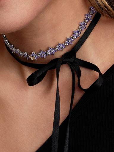 Bridgerton chokerhalsband med blomma och bi