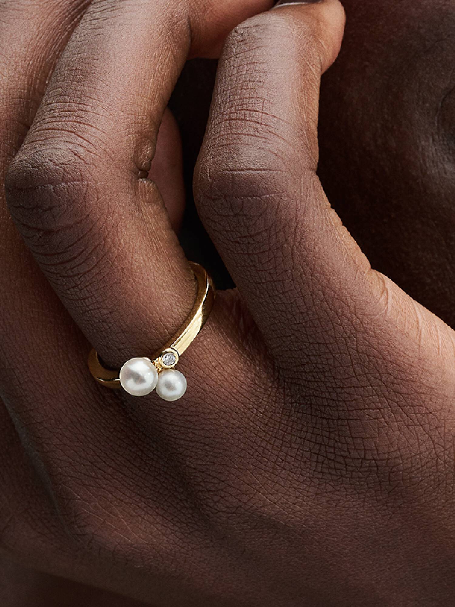 Ring med behandlade och odlade sötvattenspärlor