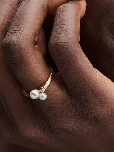 Ring med behandlade och odlade sötvattenspärlor