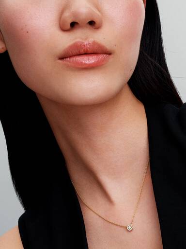 Glittrande hängsmycke och halsband
