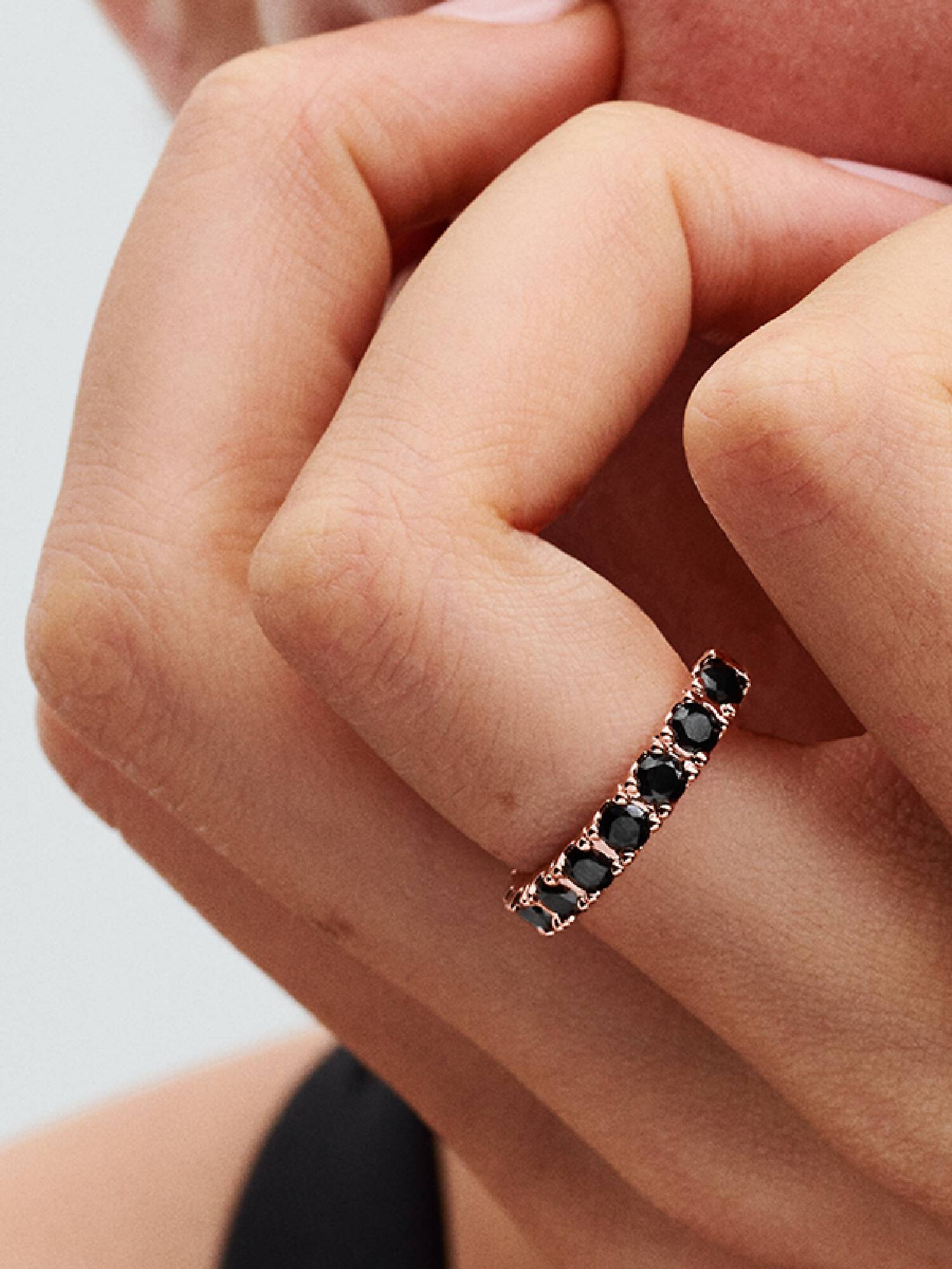 Glittrande evighetsring med svarta stenar