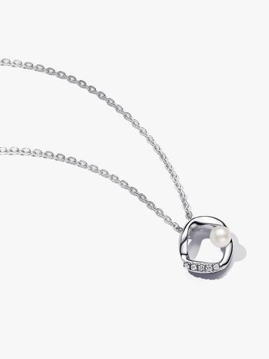 Halsband med hängsmycke med organiskt formade och behandlade sötvattenspärlor