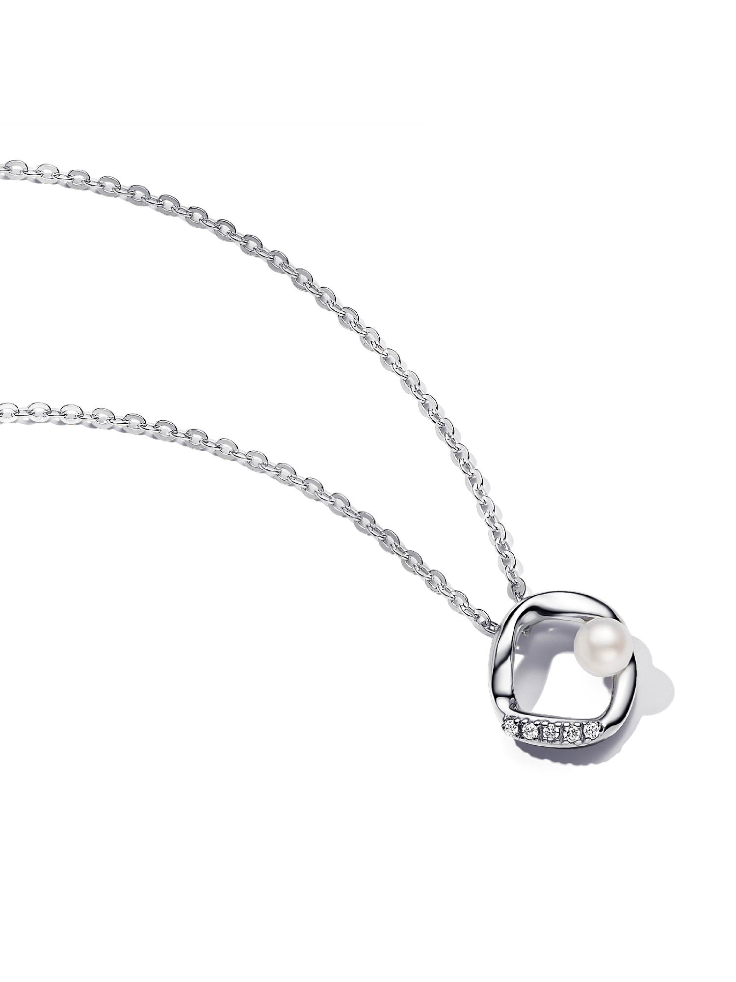 Halsband med hängsmycke med organiskt formade och behandlade sötvattenspärlor