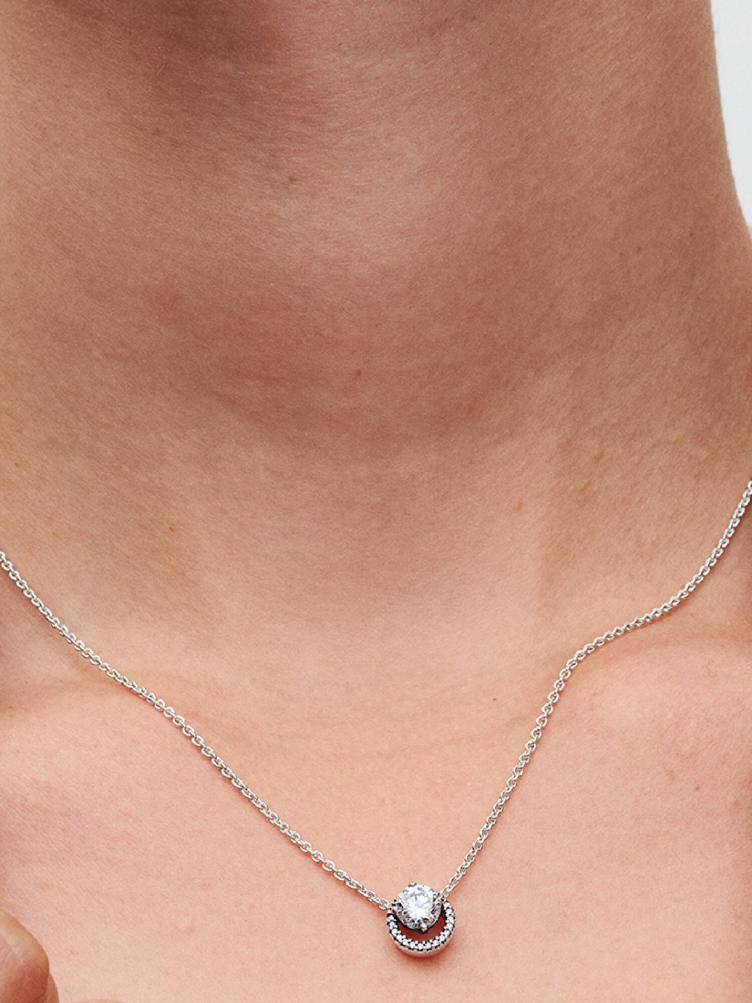 Collierhalsband med glittrande runt hänge