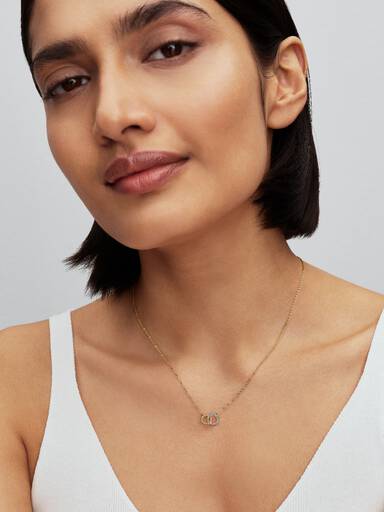 Halsband med sammanflätade cirklar, pärlade detaljer och pavéinfattning