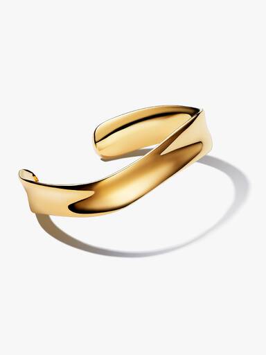 Organiskt formad armring i öppen design
