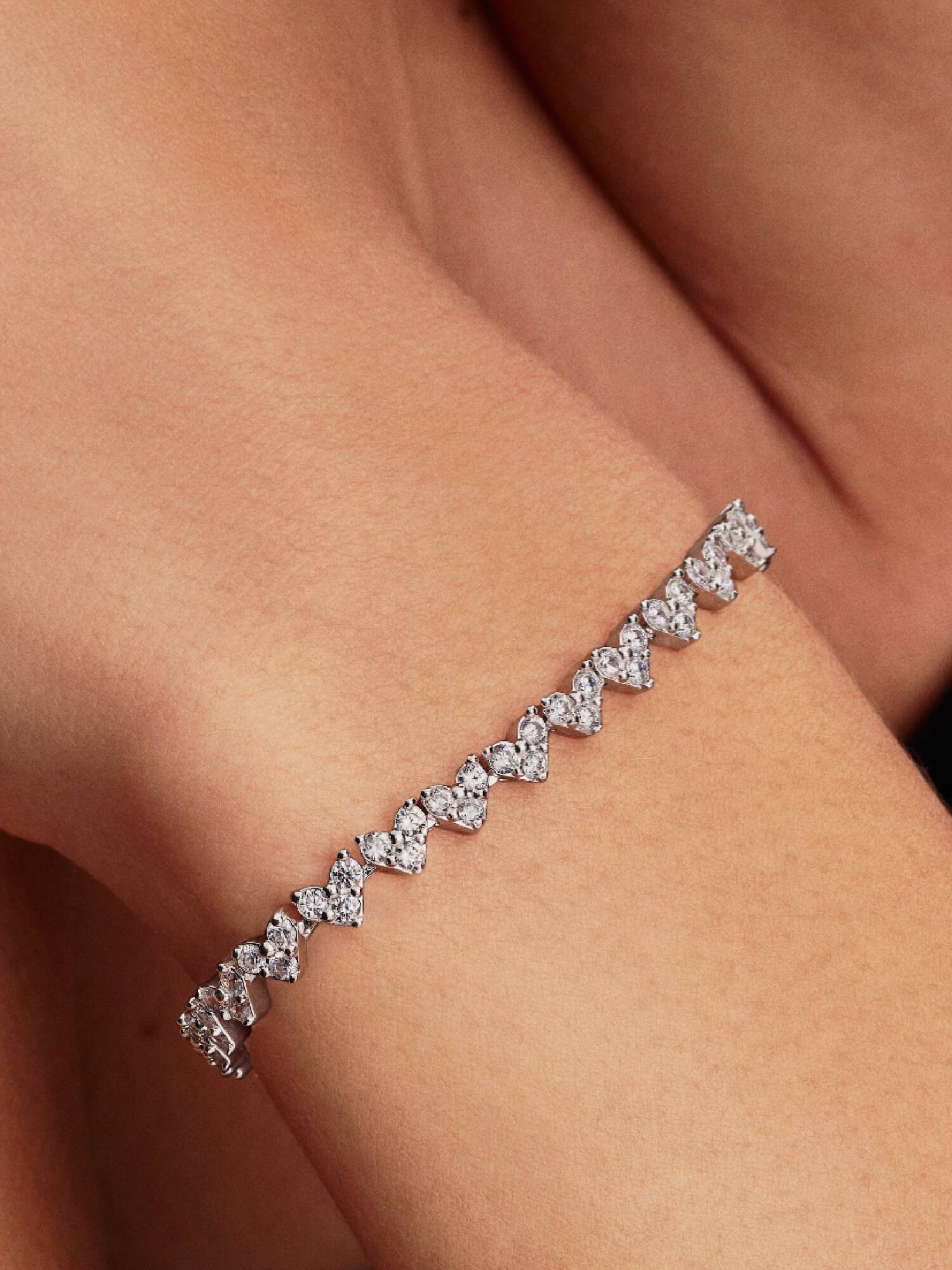 Armband med hjärta och tre stenar